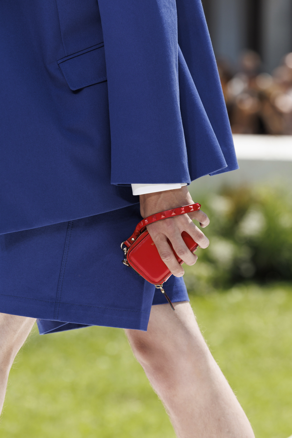 Valentino鉚釘設計化身小提把