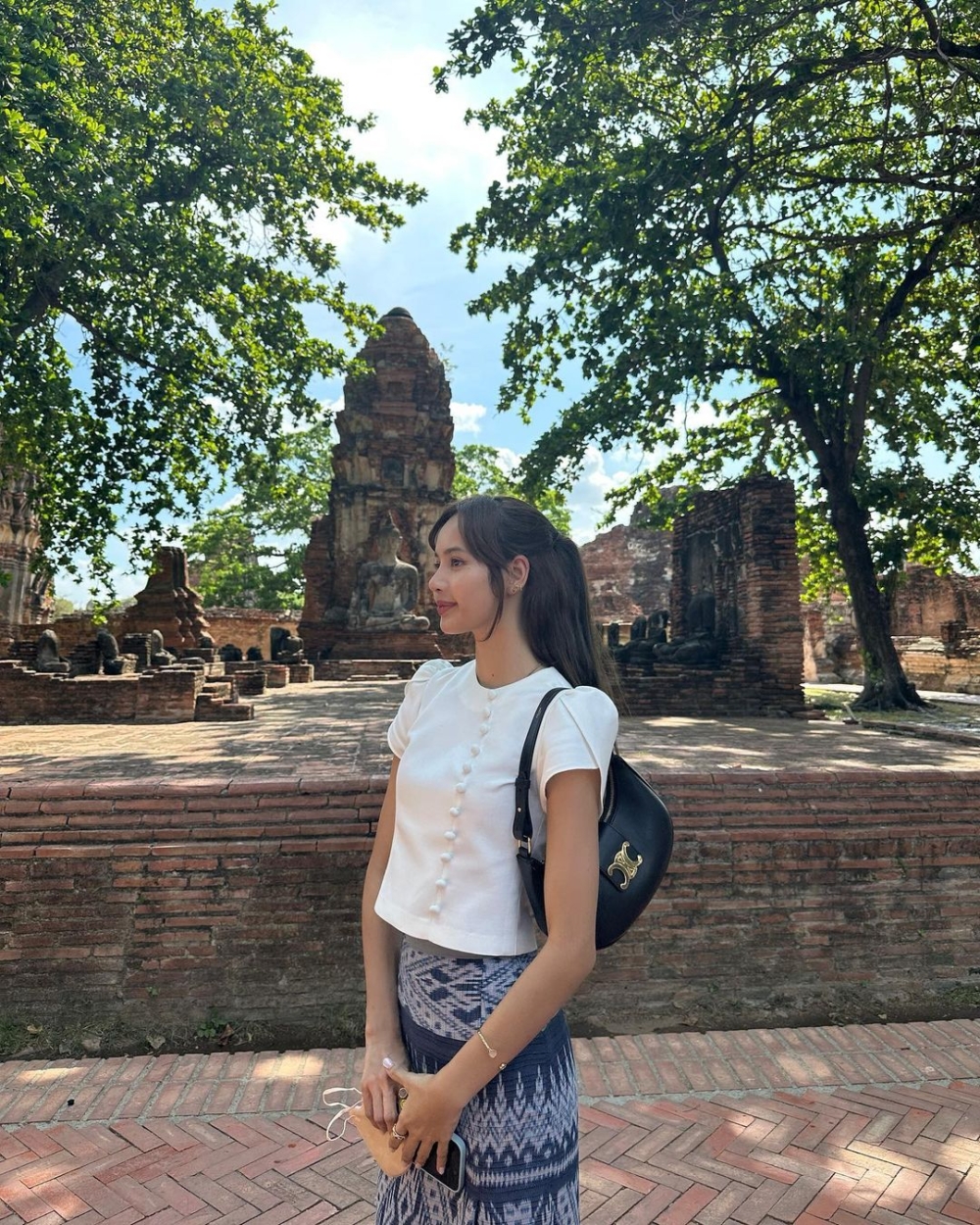 趁著工作空擋，Lisa也來到泰國曼谷大城（Ayutthaya）