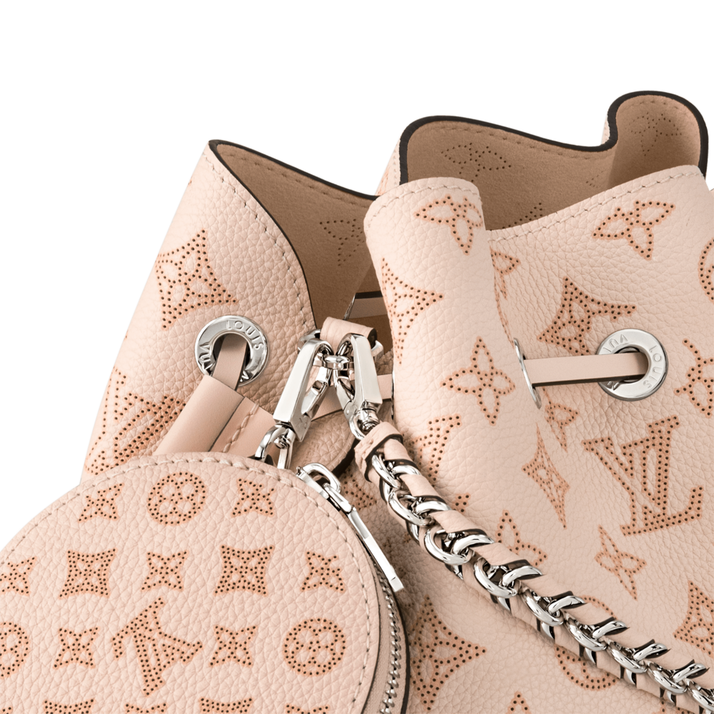 換上柔軟的Mahina穿孔小牛皮以及銀色五金配件製成