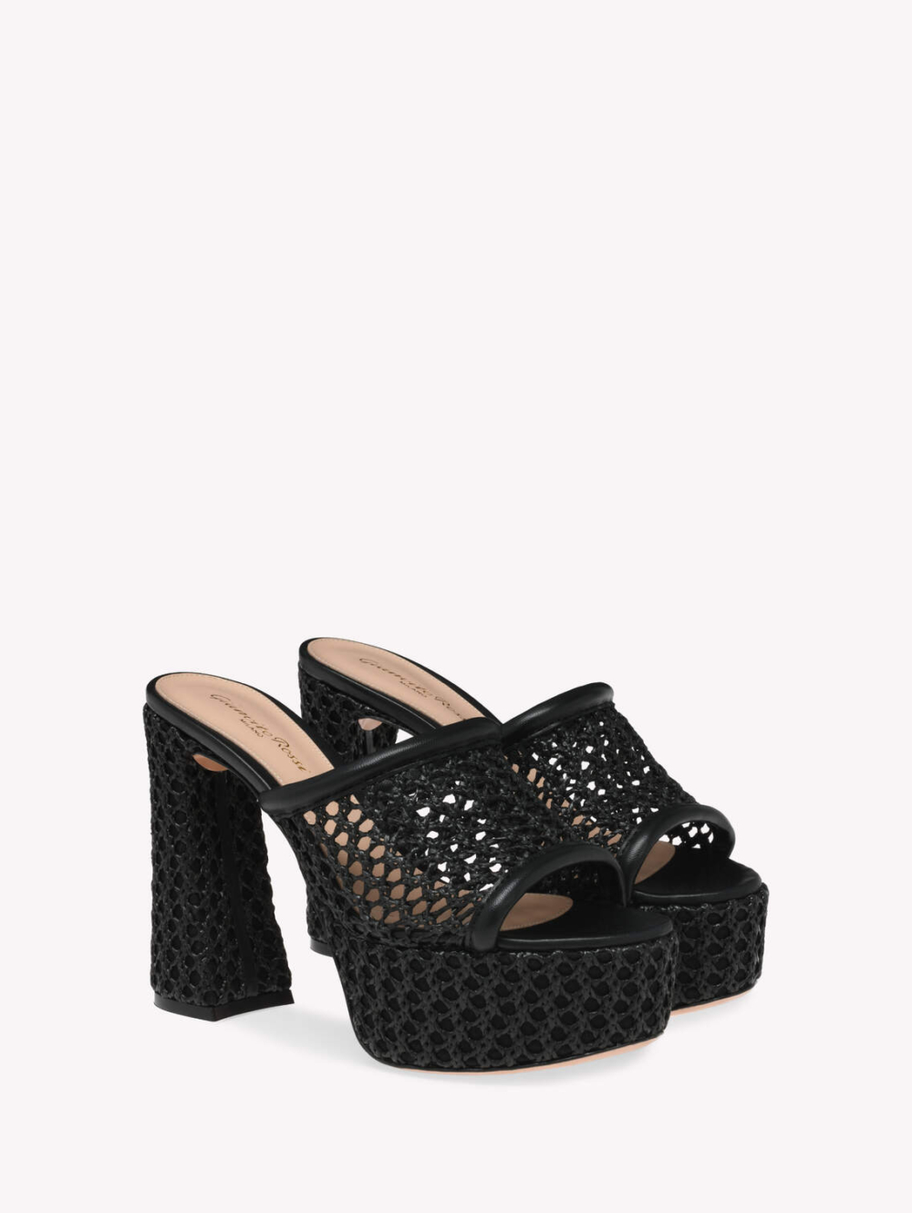 有著復古設計的高跟鞋。