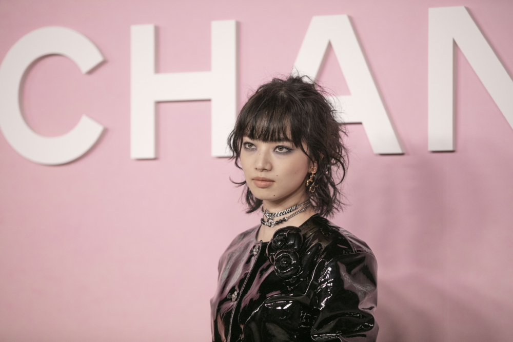 黑色煙燻妝以及微凌亂頭髮打造復古龐克風