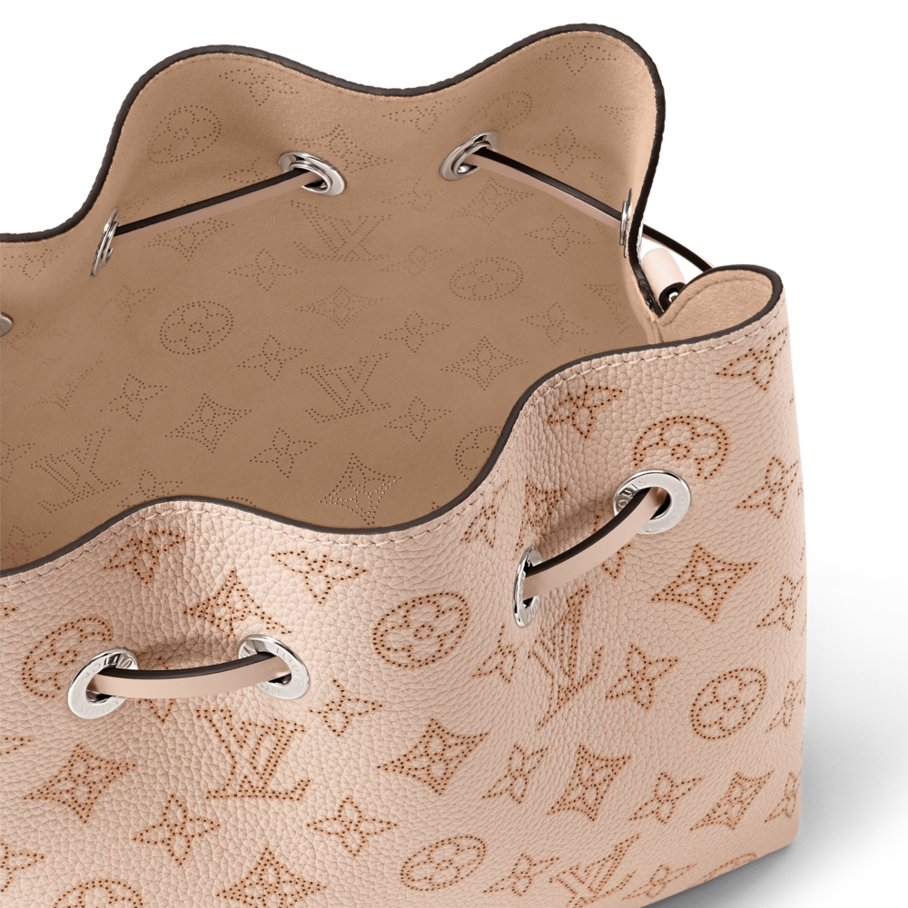 帶有皮革抽繩設計