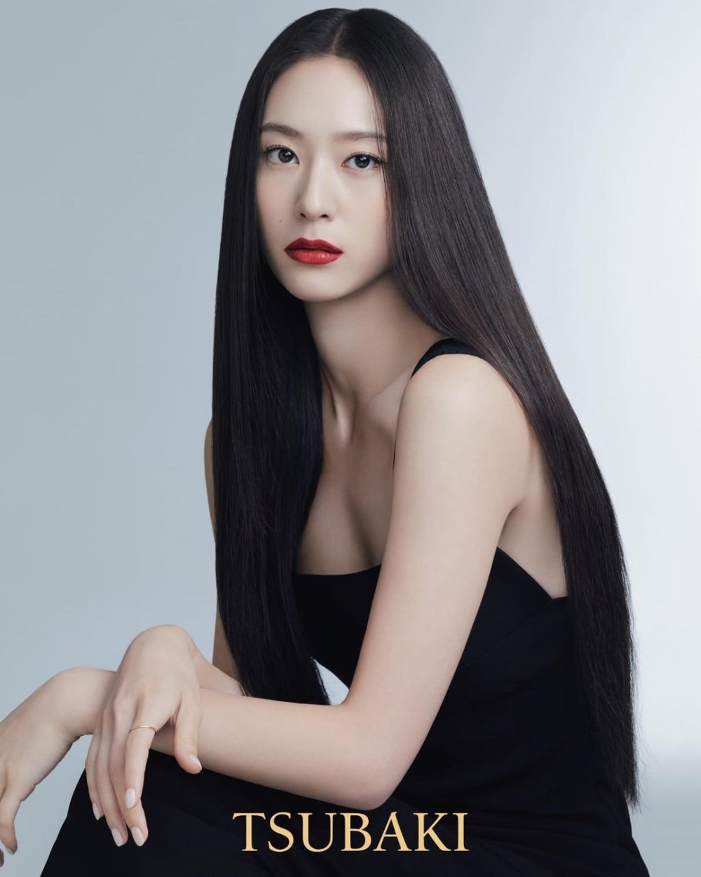 黑色長髮也是她的標誌。