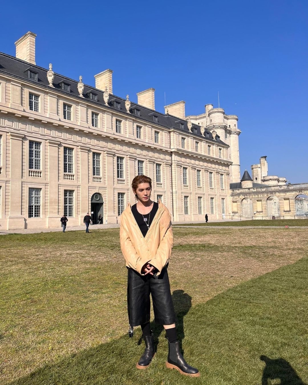 他受邀前往看秀。