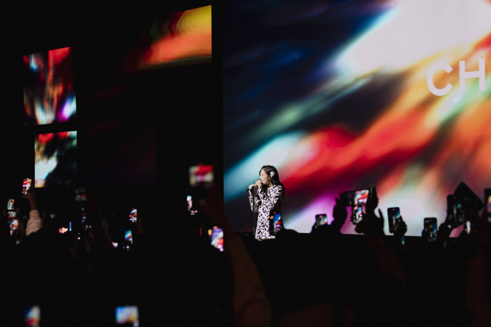 黑白色印花短裙呼應復古主題