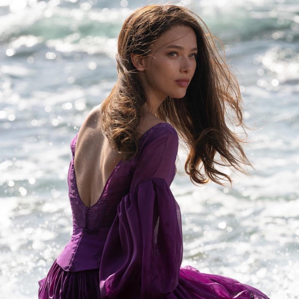 蜜桃色肌膚加上藍眼睛吸引了許多觀眾的目光