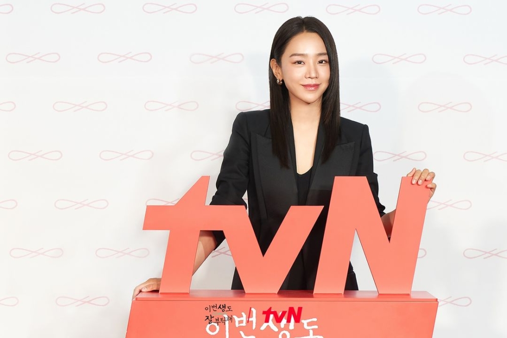 劇集開播前的宣傳，申惠善已換回露額側分的黑色長髮，極具御姐風。