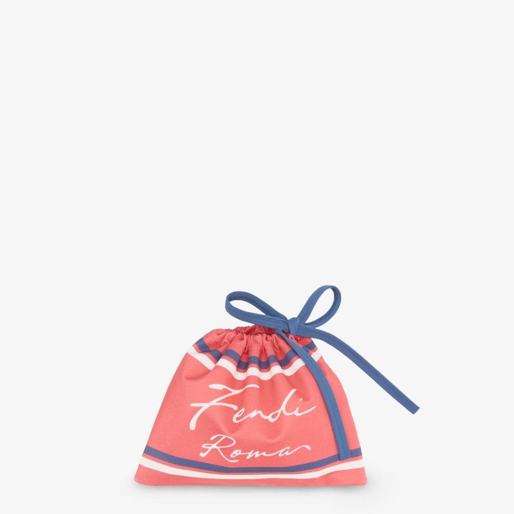 附贈與藍色泳裝相襯的粉色手拿包