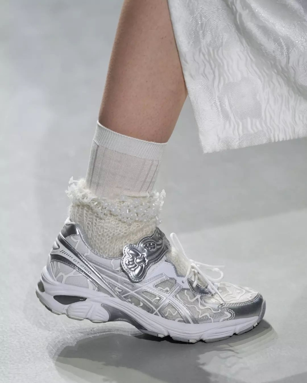 採用魔鬼氈扣環