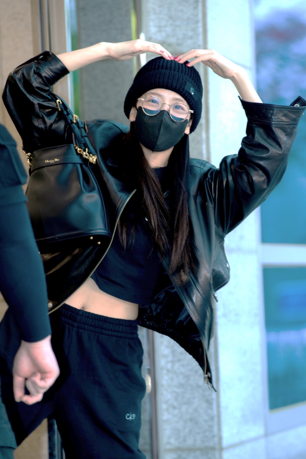 Jisoo也有背上同款的手袋。