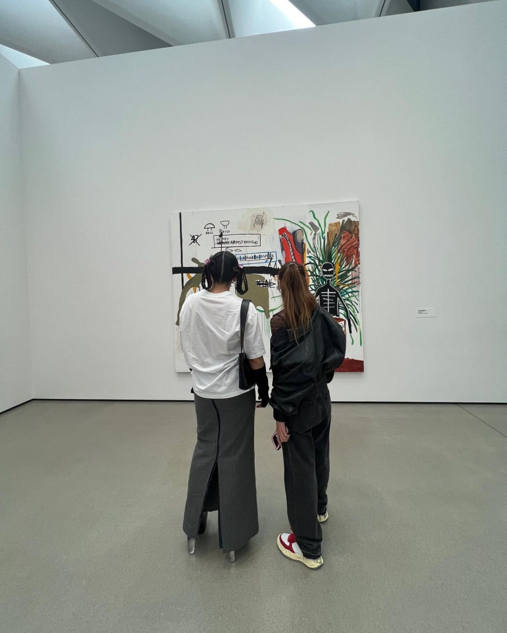 Lisa、Rosalía一起去欣賞藝術展