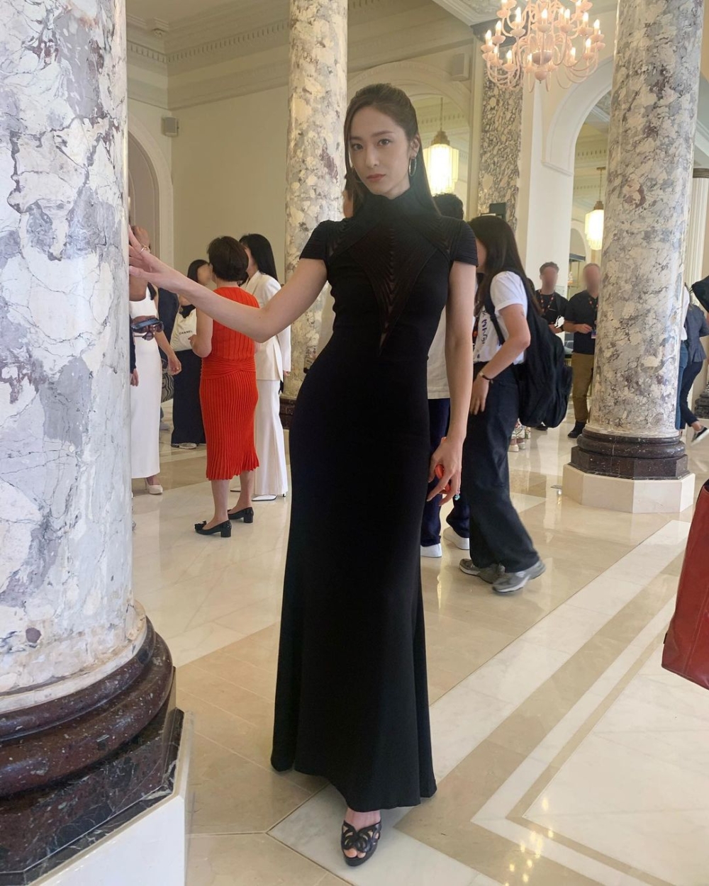 換上黑色禮服，俐落長髮及淡妝，呈現出另一種美，高貴大氣。