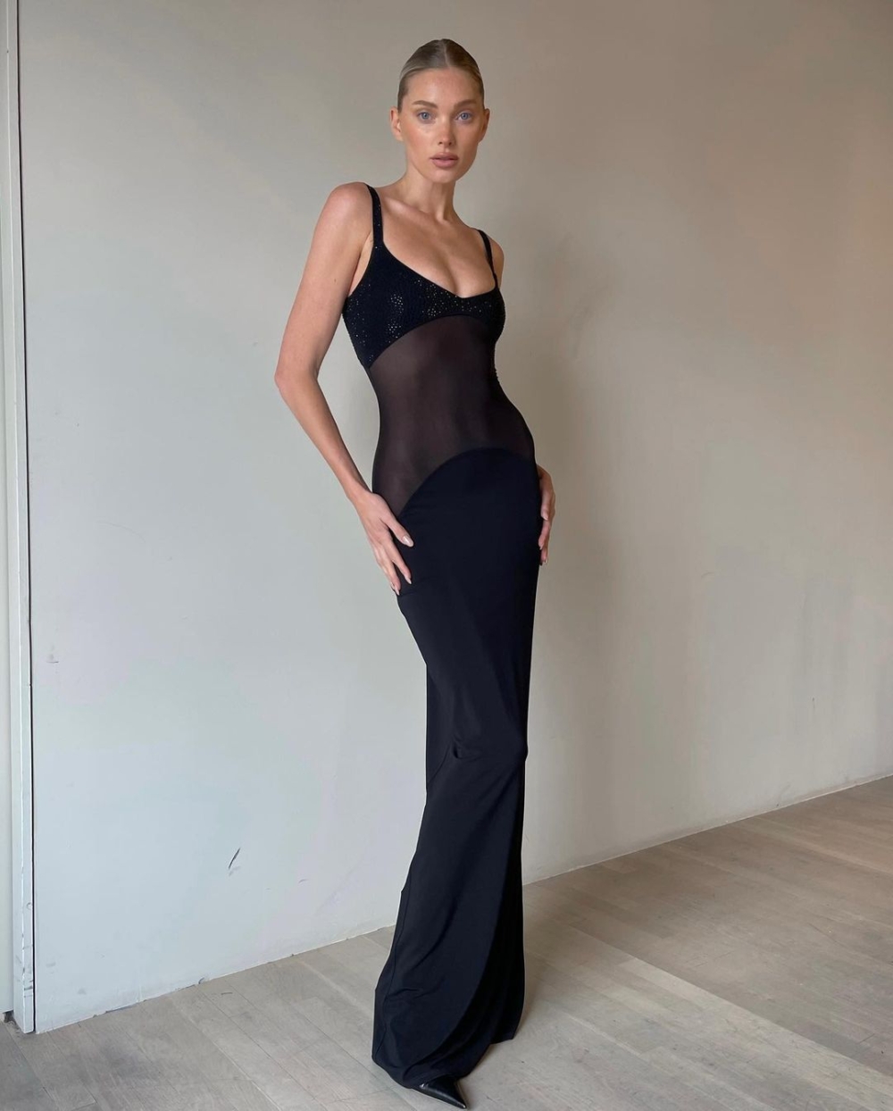 Elsa Hosk親自展示禮服