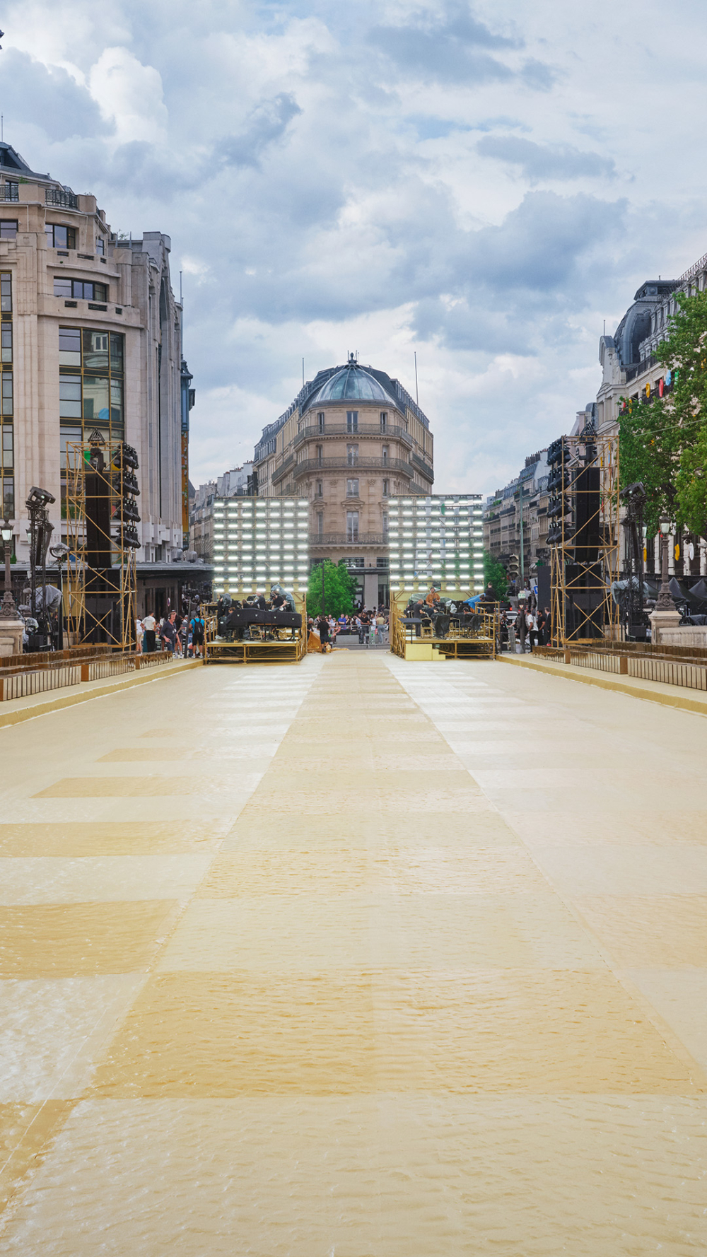 特別選址在能看到鄰近的Louis Vuitton工作室的新橋。