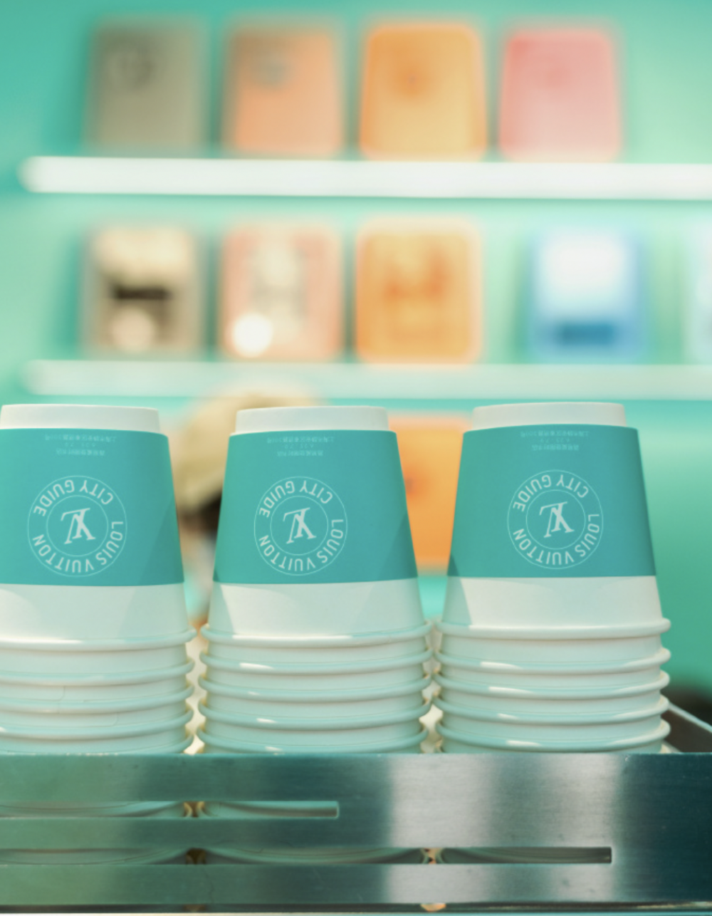 連咖啡杯都換上湖水綠的杯子。