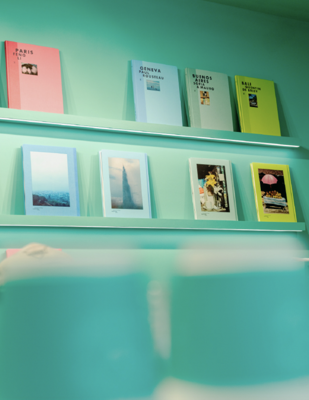 店上擺設著許多書籍。