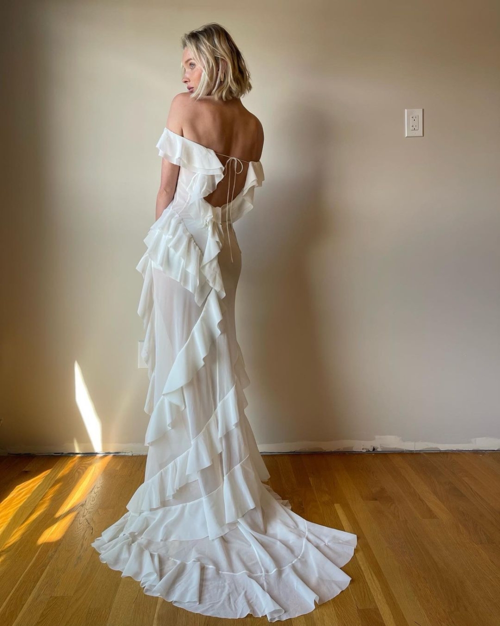 飄逸的人魚裙擺注入浪漫優雅氣息