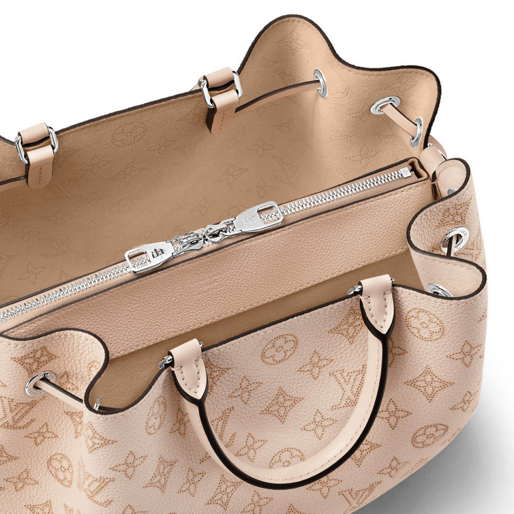 有兩個獨立的內部隔層,並附有一個拉鍊口袋