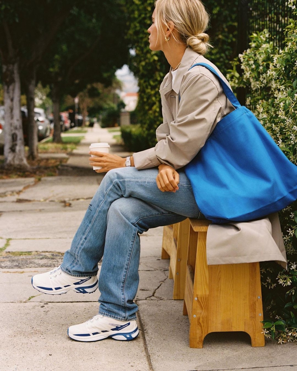 白色底色輔以藍色線條細節,營造出乾淨的美感