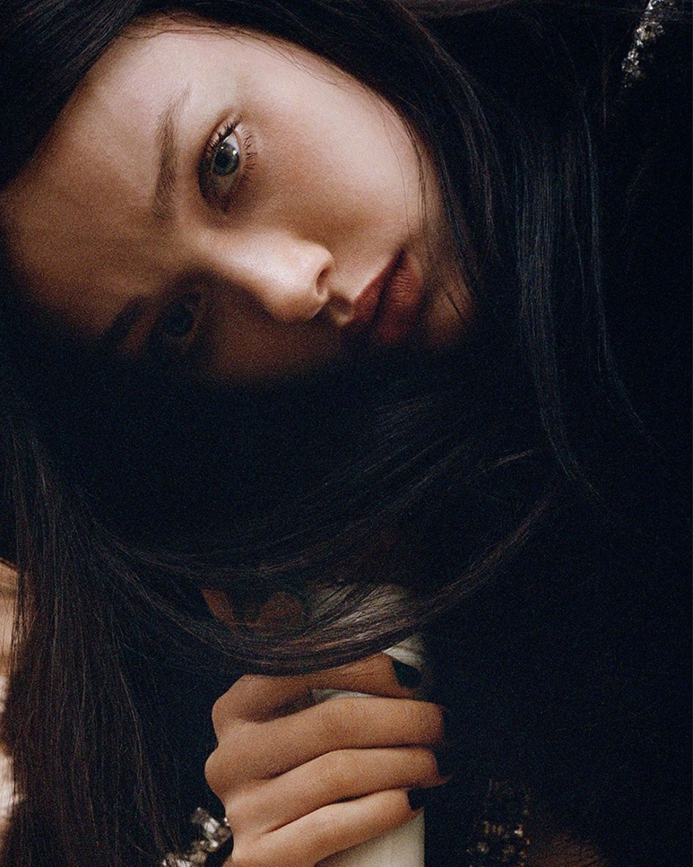 Jessica Alexander身穿CELINE拍攝畫報