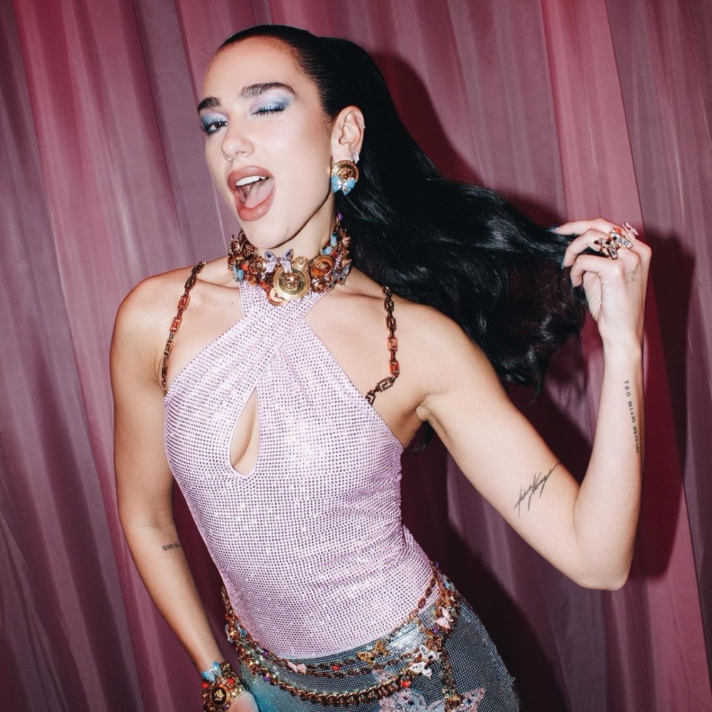 Dua Lipa也有穿上繞頸的設計。