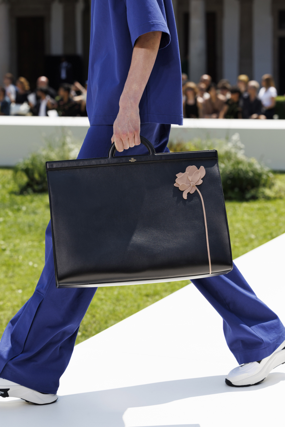 花朵元素登上手袋