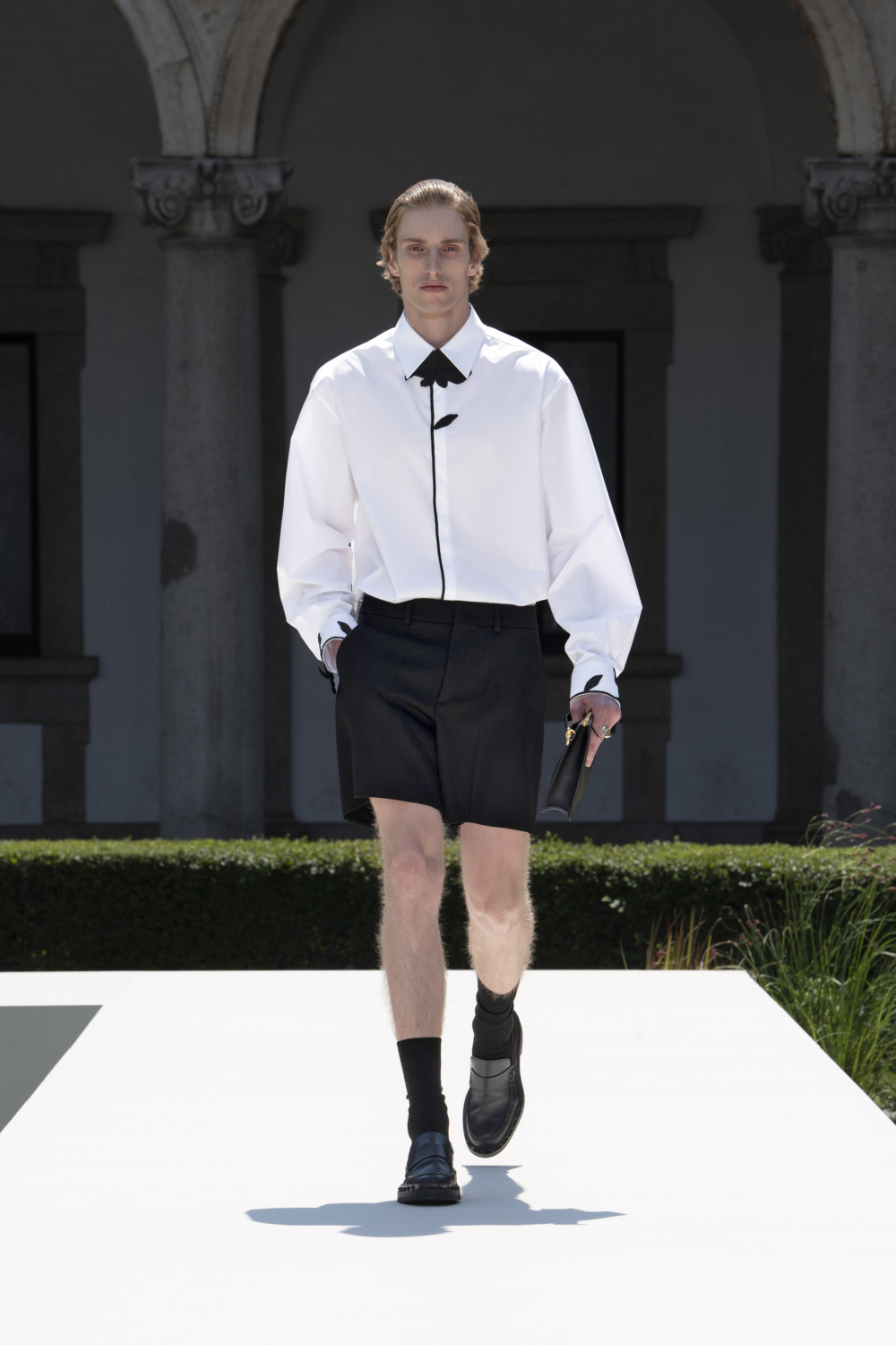 從日式金繼工藝汲取靈感的刺繡花朵領口