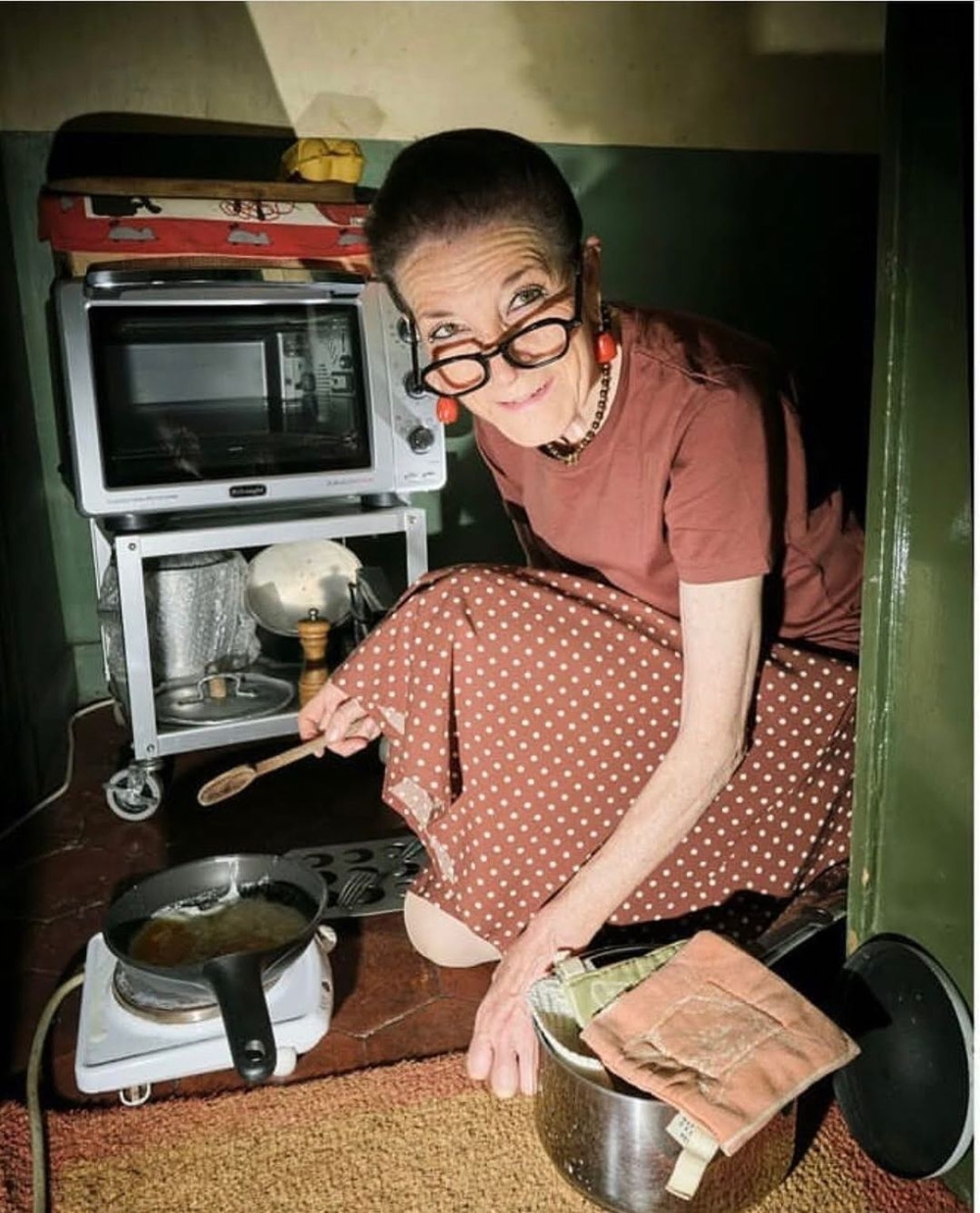 經常能見到她穿著CHANEL套裝蹲在地上做飯的身影