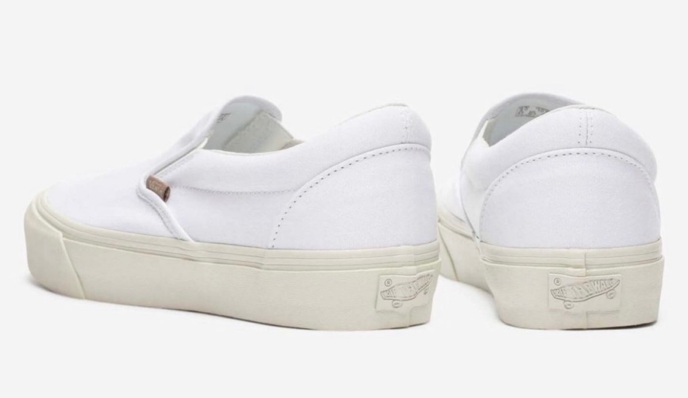 鞋跟後方貼有Vans標誌性的仿舊鞋跟貼片