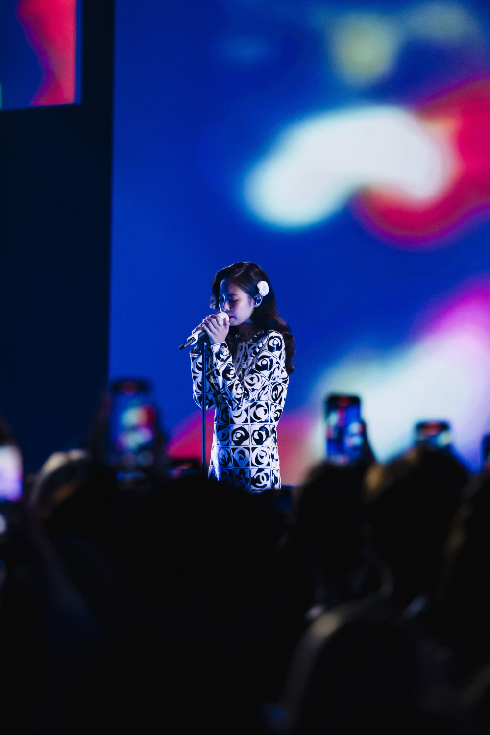 CHANEL After party Jennie化身黑白優雅復古名伶現場演唱