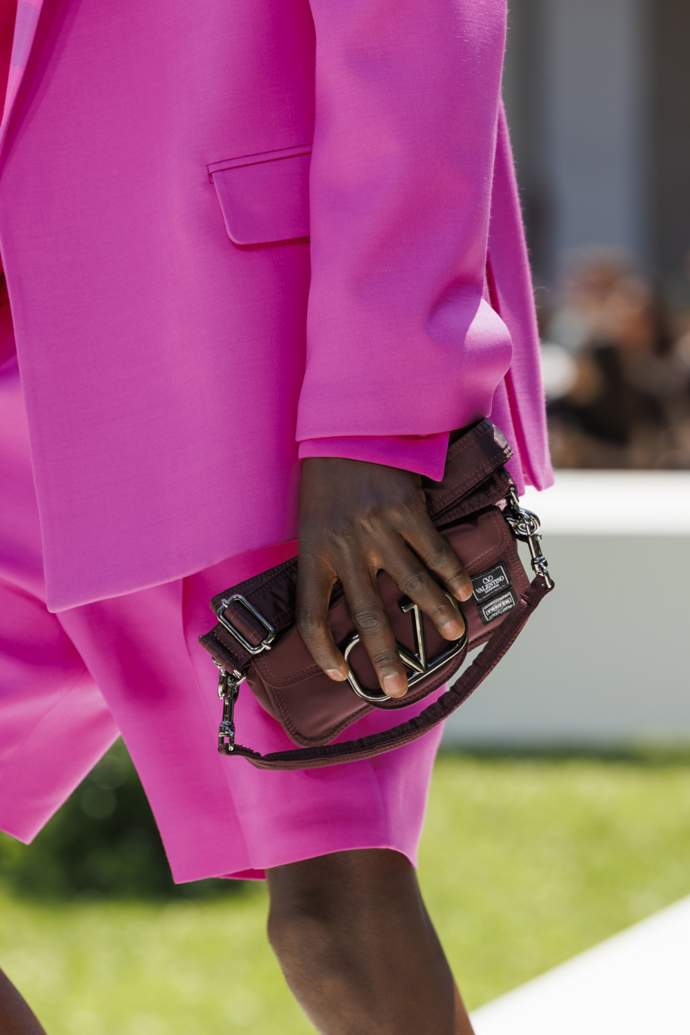 雙方也合作推出小巧的手拿包