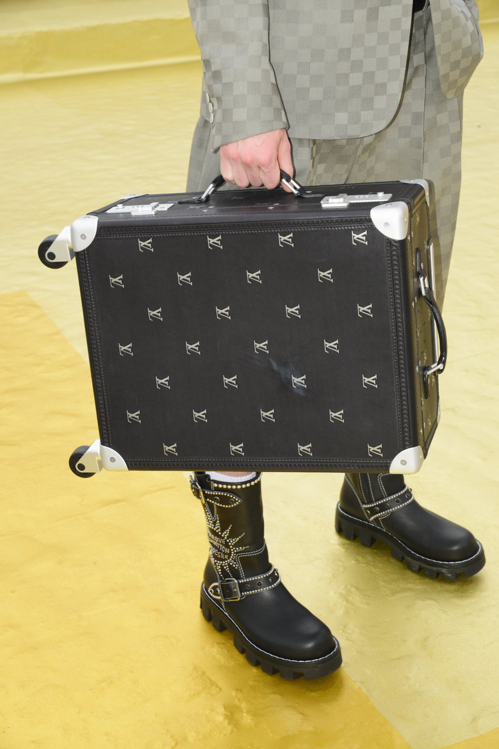 新款的行李箱。