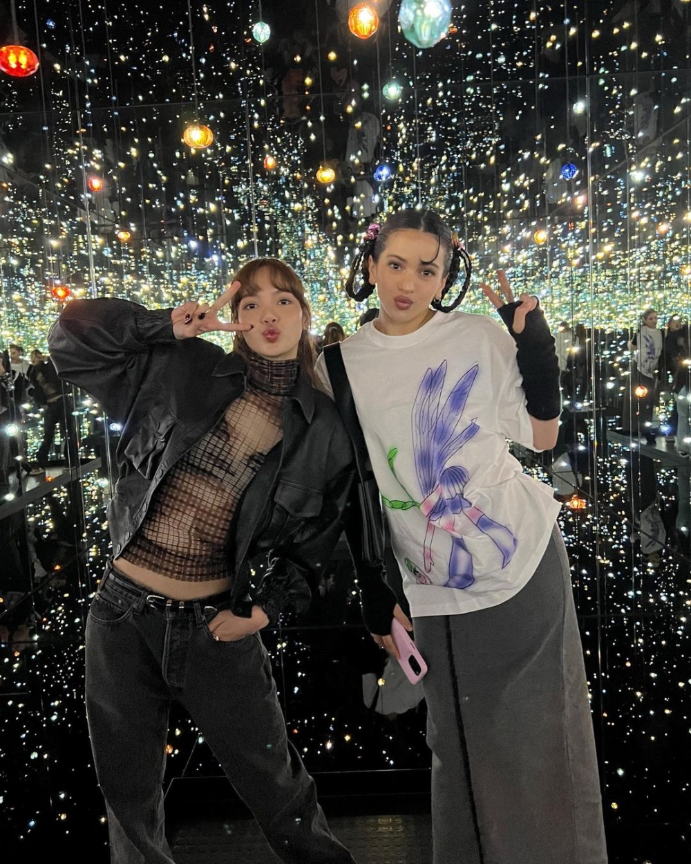 Lisa、Rosalía一起去欣賞藝術展