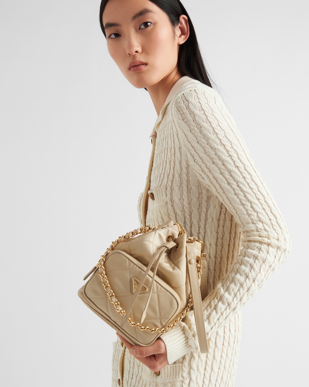 延續小巧單肩包的設計