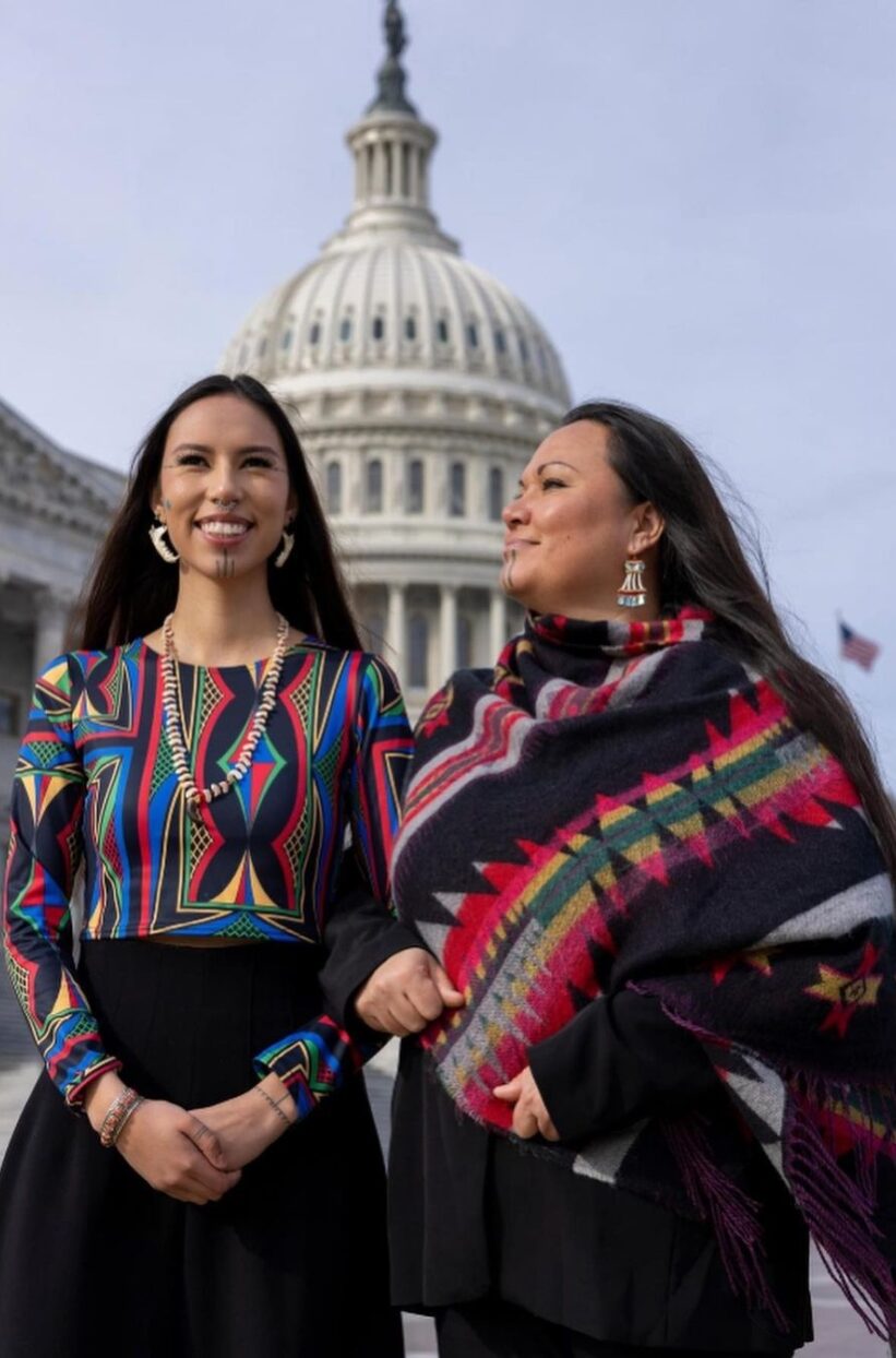 在身為刺青師的母親鼓勵下,Quannah Chasinghorse追隨傳統進行成年禮儀式