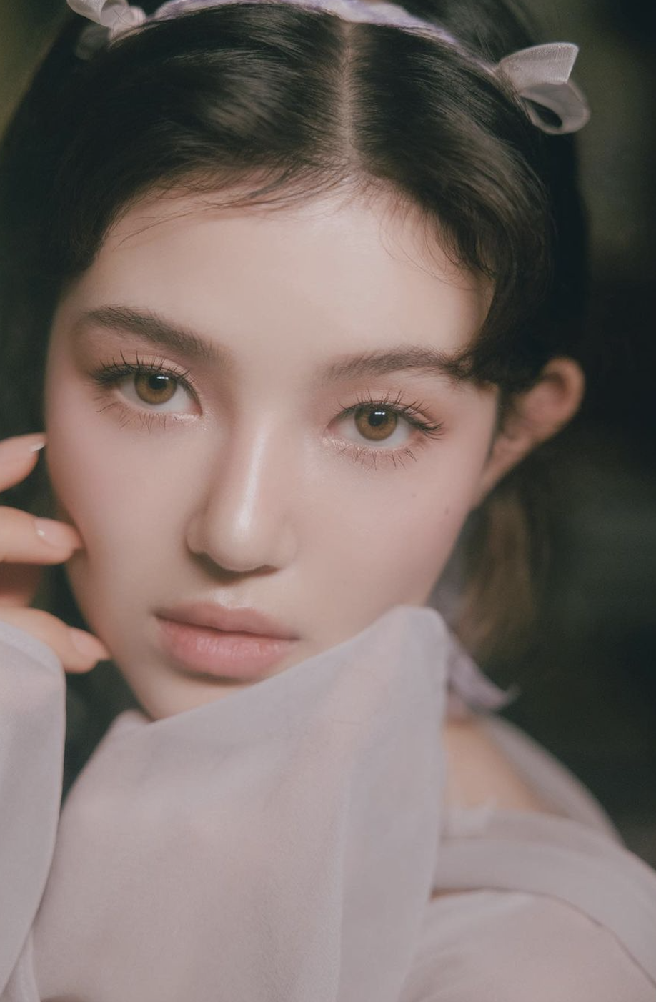 粉色的眼妝非常甜美。
