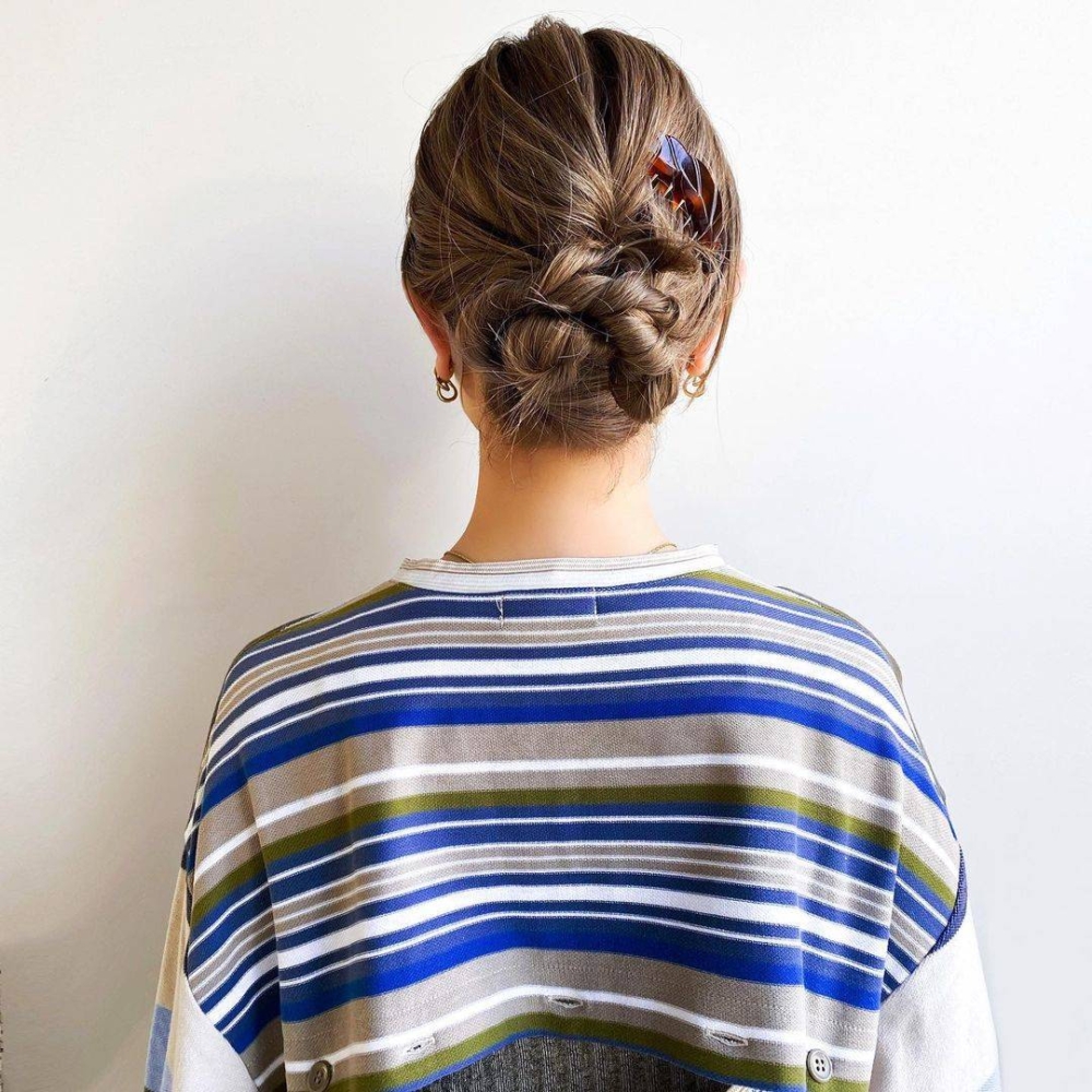 如果是在日常生活中還可以將耳邊的髮絲抓鬆一些，好看又不難學