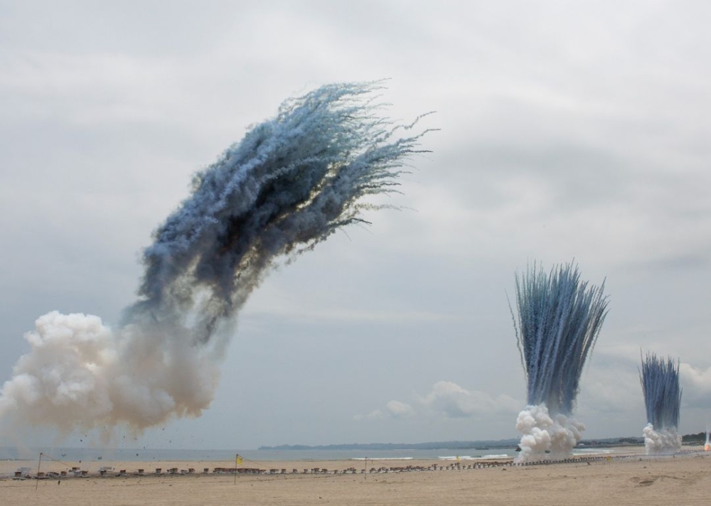 天空就像是蔡國強的畫布。
