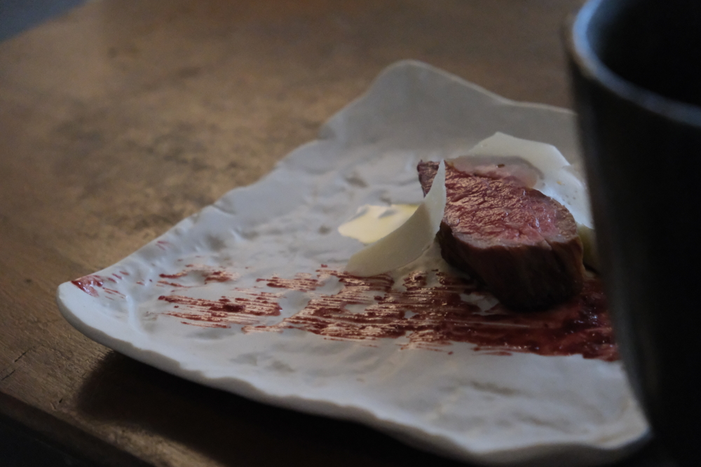 Le steak炙燒小牛排與黑皮諾紅醋栗醬。