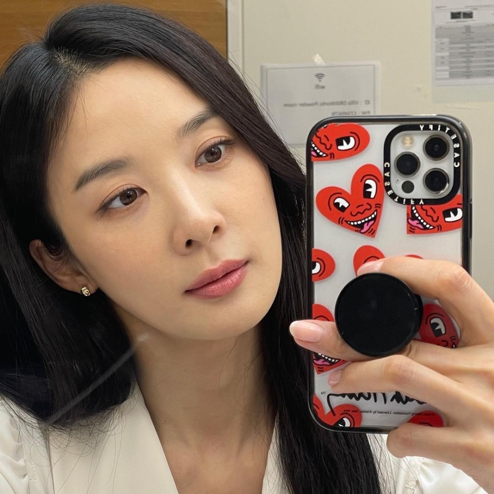 完全無懼近鏡頭自拍,毛孔超細,肌膚白晳無瑕。