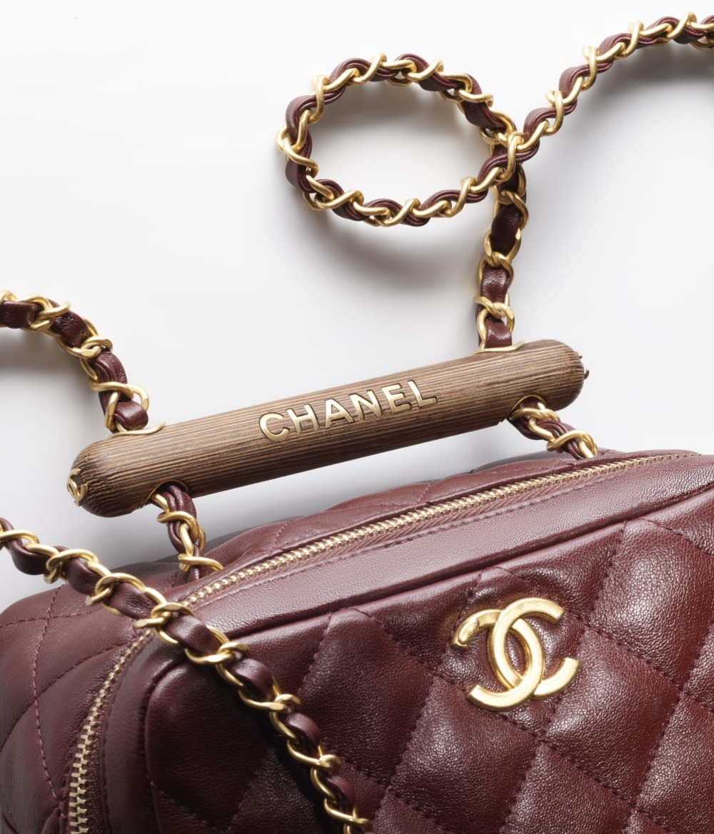 皮革鏈帶同樣採用溫暖的深色雞翅木