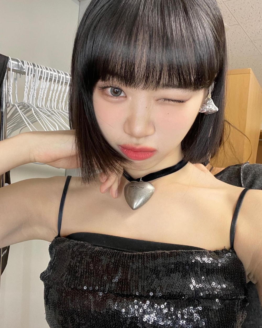 Le Sserafim隊長金采源先前也以一頭無層次短髮亮相