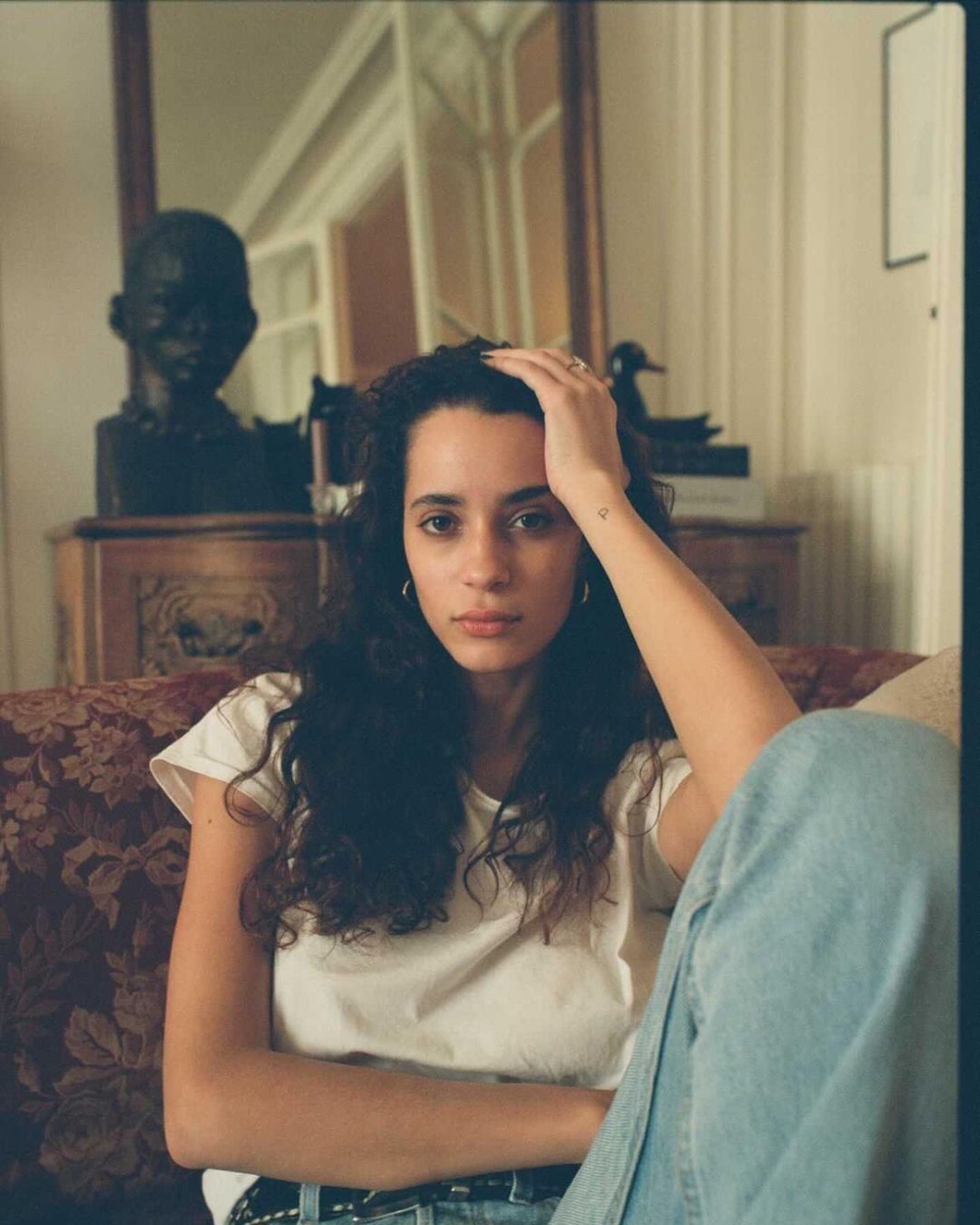 從小在時裝秀後台和電影場景之間穿梭