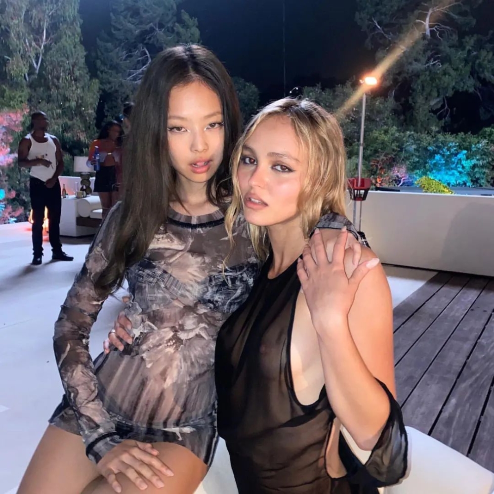 Jennie身上這件服裝出自於Jean Paul Gaultier