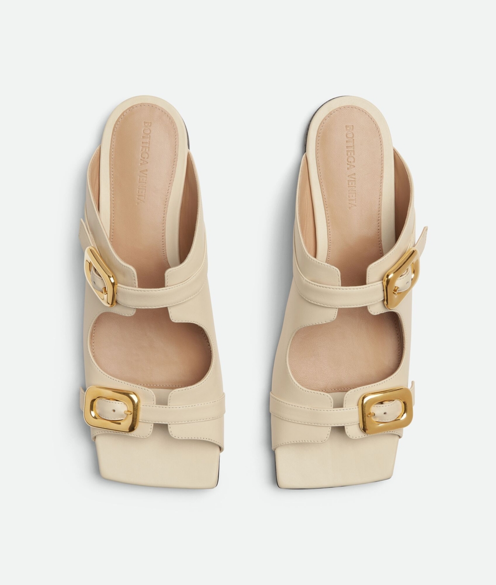 有著型格設計的Bottega Veneta Stretch Buckle Mule Sandal Flat。