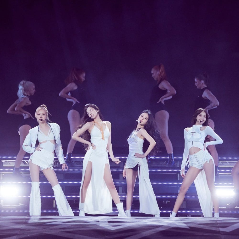 BLACKPINK首登倫敦海德公園音樂節再掀狂潮!Jennie純白優雅舞台造型,出自於倫敦小眾婚紗品牌