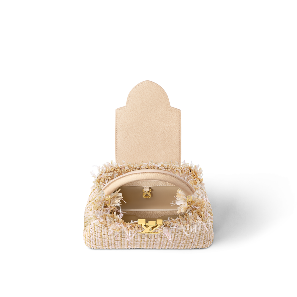 翻蓋、提手和肩帶均採用米色粒面Taurillon皮革