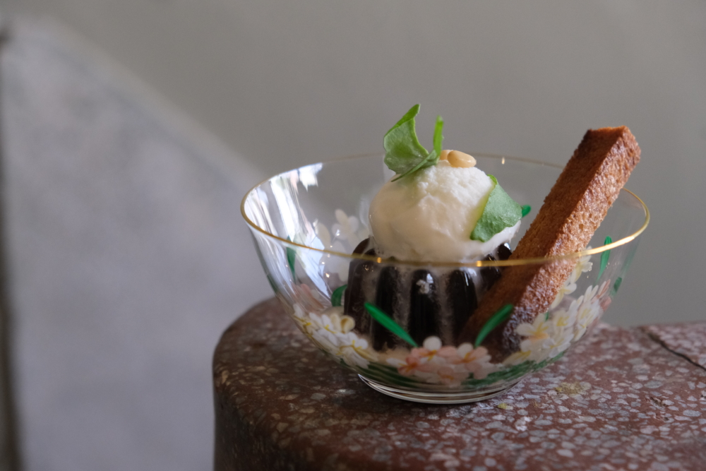 Cà phê trứng咖啡 (咖啡凍、起司煉乳冰淇淋、芝麻葉、焦糖奶油)。