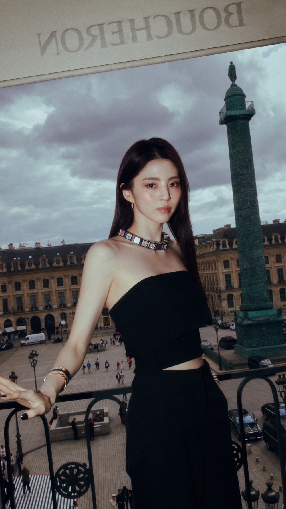 這次她出席Boucheron巴黎活動的造型。