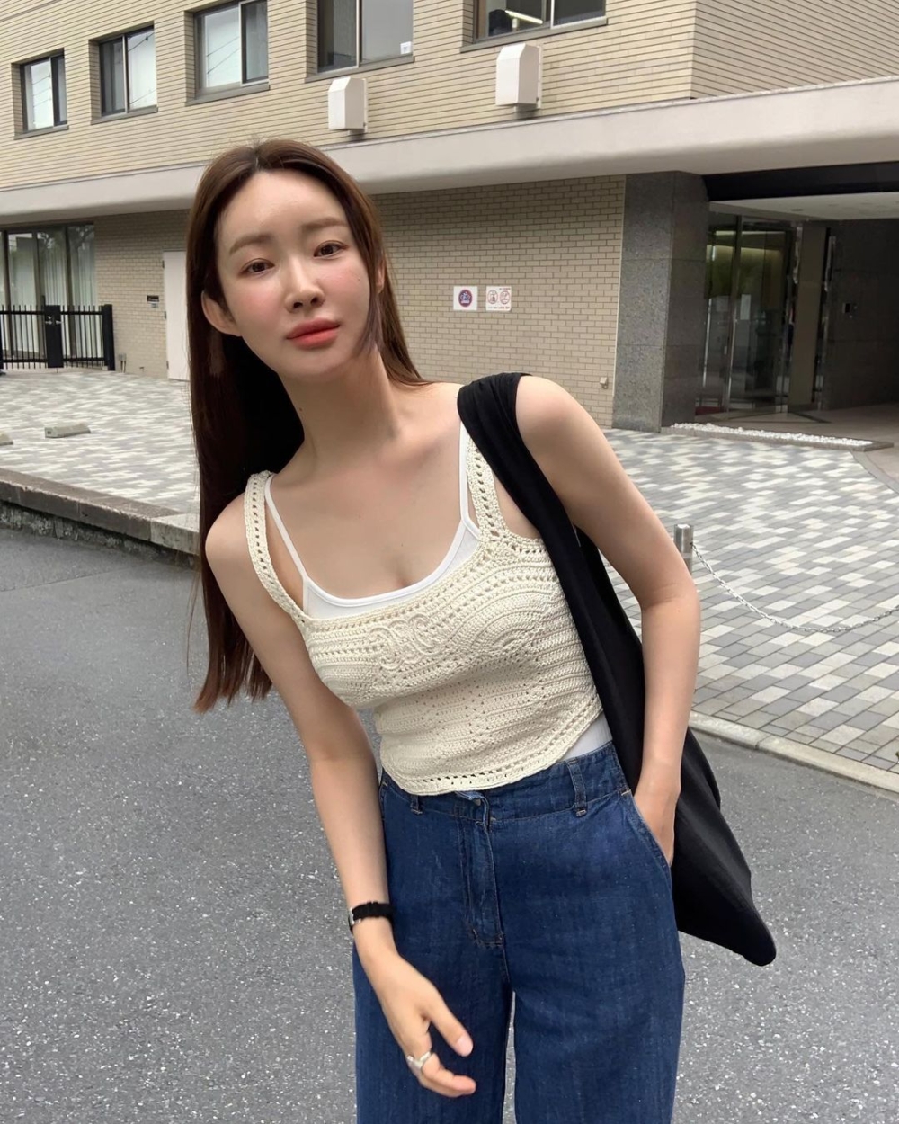 內搭一件背心打造層次感